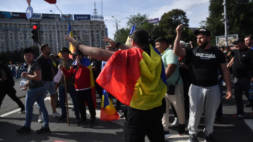 Un număr de 47 de persoane participante la protestul din Piaţa Victoriei au fost conduse la secţiile de poliţie