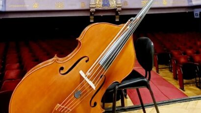 Mureş: Filarmonica a primit primul contrabas nou după 50 de ani, realizat de lutierul Dumitru Pop