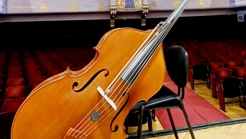 Mureş: Filarmonica a primit primul contrabas nou după 50 de ani, realizat de lutierul Dumitru Pop