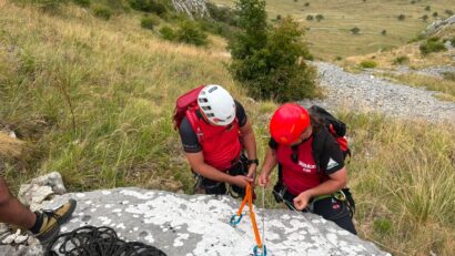 Echipa de intervenție Salvamont Alba a recuperat în siguranță doi turiști care erau blocați pe versant la Piatra Secuiului