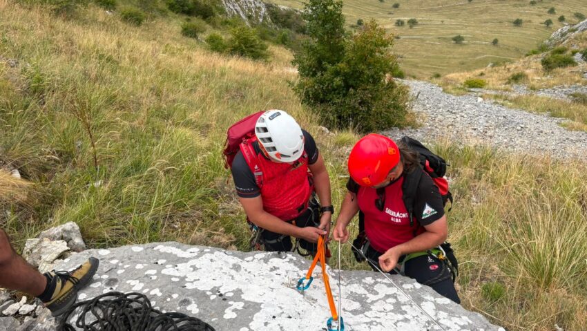 Echipa de intervenție Salvamont Alba a recuperat în siguranță doi turiști care erau blocați pe versant la Piatra Secuiului