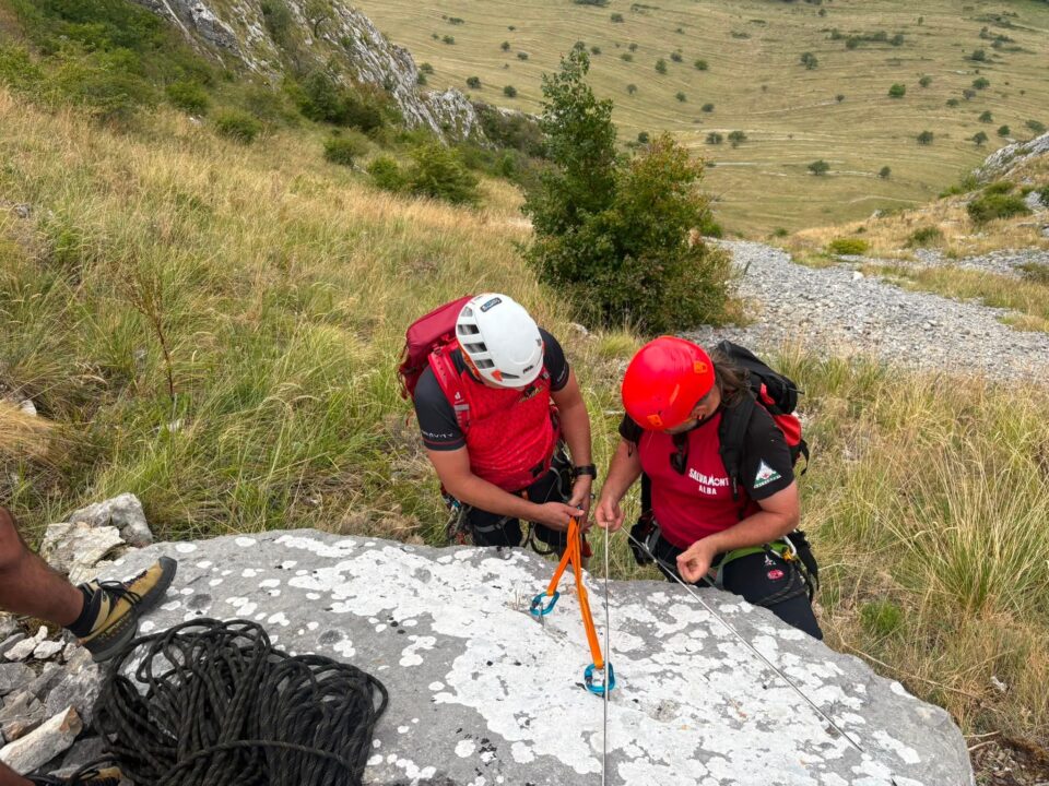 Echipa de intervenție Salvamont Alba a recuperat în siguranță doi turiști care erau blocați pe versant la Piatra Secuiului