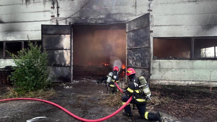 Incendiu în Luduș la un operator cu destinație de reciclare
