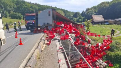 Trafic blocat la intrarea în municipiul Sighișoara, dinspre Târgu Mureș, după ce un autocamion s-a răsturnat pe șosea