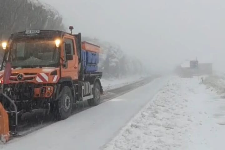 Ninsoare abundentă pe Transfăgărășan