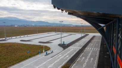 Braşov: Conducerea Aeroportului a semnat contractul de finanţare pentru parcul fotovoltaic