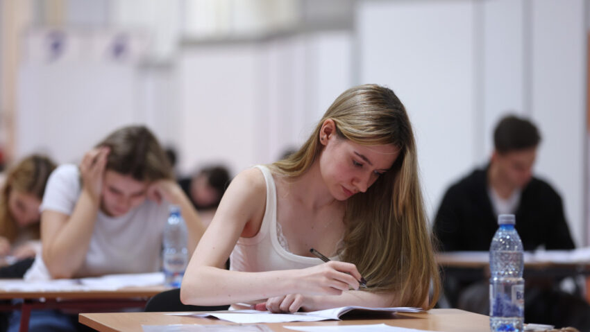 Guvernul interimar îi va premia pe absolvenţii care au obţinut nota 10 la Evaluarea Naţională şi la Bacalaureat