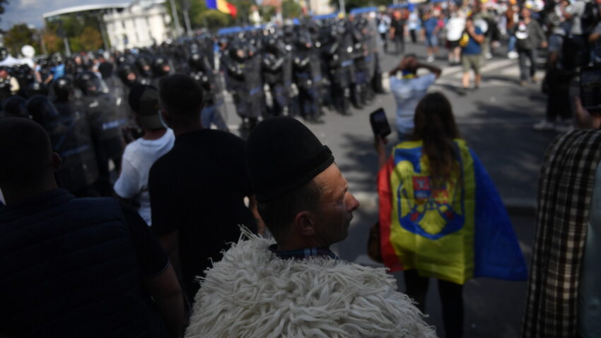 Protestul neautorizat al oierilor care are loc, astăzi, în capitală, a fost marcat de violenţe, în mai multe rânduri