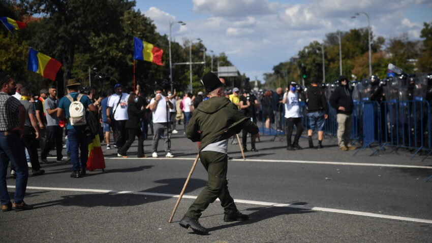 Continuă protestul neautorizat al fermierilor, în fața Guvernului