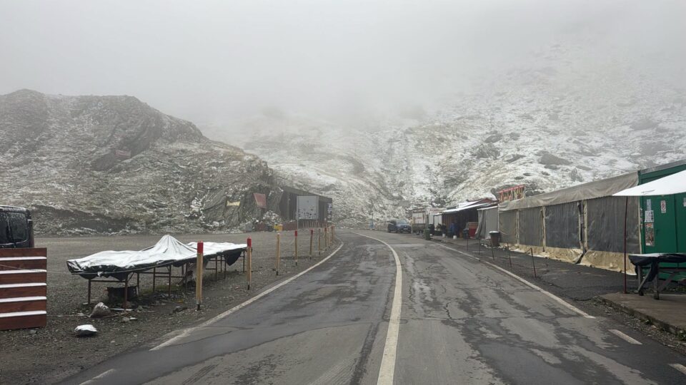 Prima ninsoare din acest sezon, pe Transfăgărășan