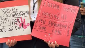 Braşov: Peste 100 de mame au participat la un protest faţă de reducerea personalului din creşe