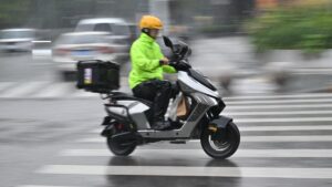 Conducătorii de motociclete şi mopede pot utiliza benzile de transport în comun