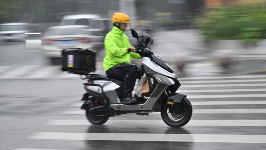 Conducătorii de motociclete şi mopede pot utiliza benzile de transport în comun
