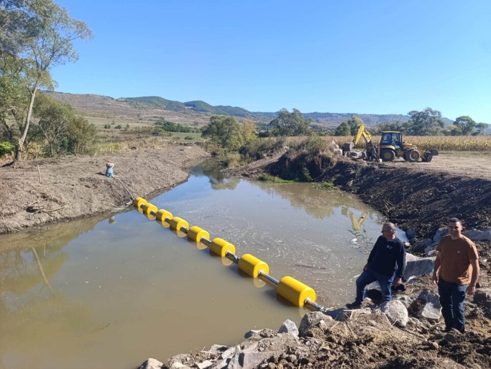 Sistem unic în țară de retenție a deșeurilor instalat de ABA Mureș pe pârâul Corund