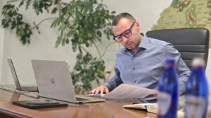 Samsarii de terenuri au început să îi caute pe harghitenii aflați în proximitatea viitoarei autostrăzi A8