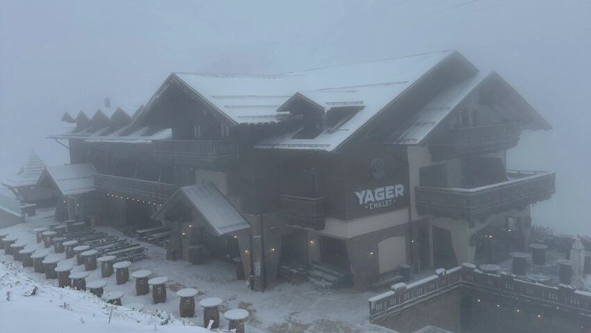 Primul episod de iarnă autentică s-a înregistrat la Poiana Brașov, unde a nins abundent