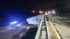 Trei persoane au fost rănite, azi dimineaţa, într-un accident rutier produs pe DN 13, în apropiere de localitatea Saschiz