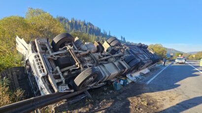Autocamion răsturnat pe DN 15, la Stânceni