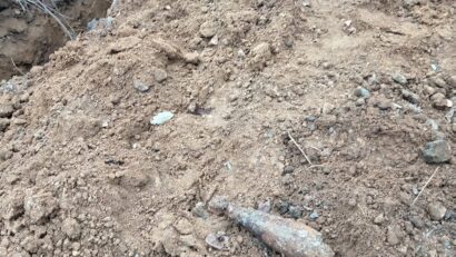Harghita: Bombă din al Doilea Război Mondial, descoperită în timpul unor lucrări la reţeaua de gaz, la Sărmaş