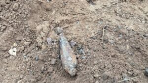Harghita: Bombă din al Doilea Război Mondial, descoperită în timpul unor lucrări la reţeaua de gaz, la Sărmaş