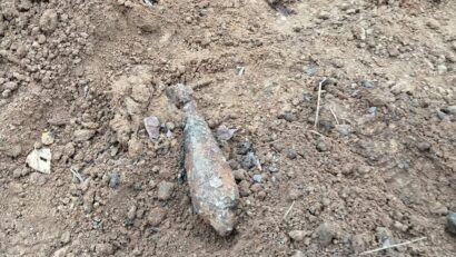 Harghita: Bombă din al Doilea Război Mondial, descoperită în timpul unor lucrări la reţeaua de gaz, la Sărmaş