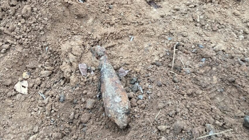 Harghita: Bombă din al Doilea Război Mondial, descoperită în timpul unor lucrări la reţeaua de gaz, la Sărmaş