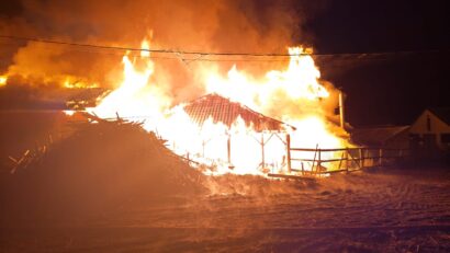 Incendiu de proporții la o locuință din Toplița. Proprietarii au fost duși la spital