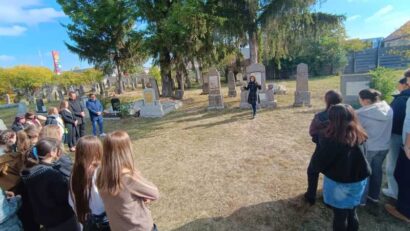 Elevi şi profesori au participat la un eveniment de comemorare a victimelor Holocaustului, la cimitirul evreiesc din Miercurea-Ciuc