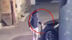 Tânăr, reţinut de polițiști după ce ar fi zgâriat 22 de maşini parcate pe o stradă din municipioul Brașov