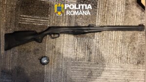 Arme și articole pirotehnice, ridicate de polițiști la Ghimbav