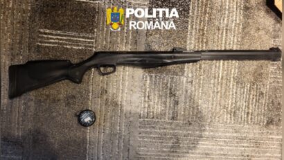 Arme și articole pirotehnice, ridicate de polițiști la Ghimbav