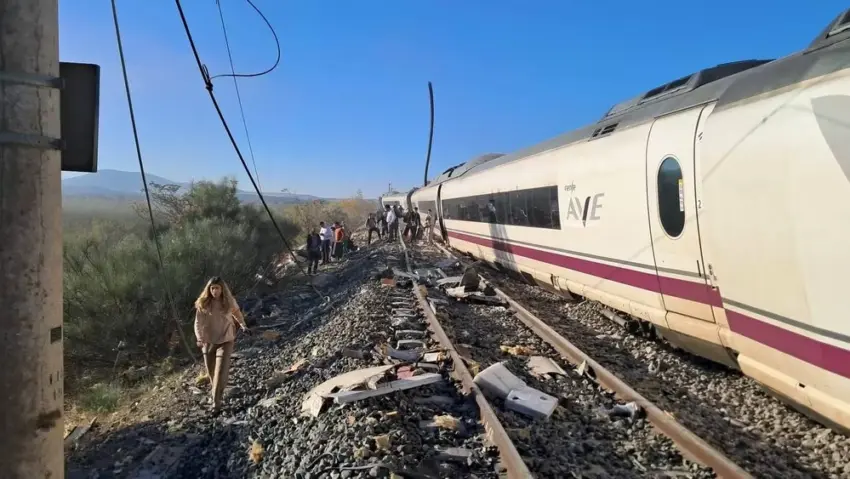  Două trenuri de mare viteză s-au ciocnit în Spania