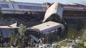 Cel puţin 68 de oameni şi-au pierdut viaţa în Spania, după ce două trenuri de mare viteză s-au ciocnit