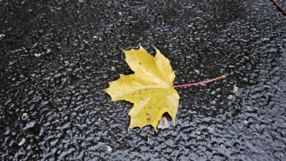 Se anunță ploi şi vânt în întreaga ţară, până miercuri la prânz
