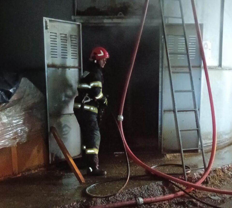 Harghita: Incendiul de la silozul de rumeguş, stins după aproape şase ore